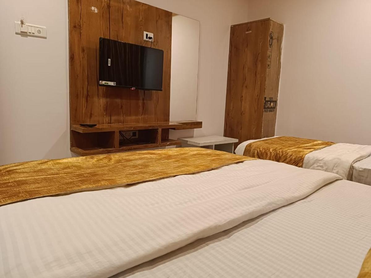 Hotel Maan Palace Вадодара Экстерьер фото