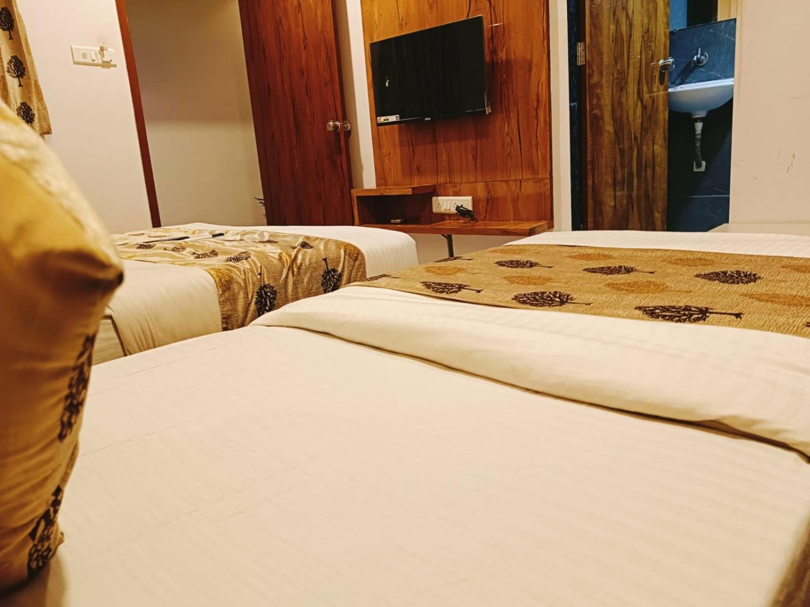 Hotel Maan Palace Вадодара Экстерьер фото